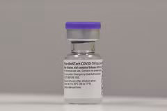 Vaccine phòng COVID-19 do công ty Pfizer (Mỹ) và BioNTech (Đức). (Ảnh: AFP/TTXVN)