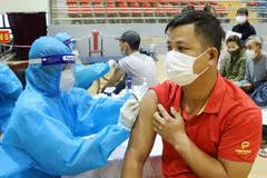Lực lượng y tế Phú Thọ tiêm mũi 2 vaccine phòng COVID-19 cho người dân trên địa bàn thành phố Việt Trì. (Ảnh: Trung Kiên/TTXVN)