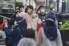 Người dân đeo khẩu trang phòng lây nhiễm COVID-19 tại Bandung, Indonesia. (Ảnh: THX/TTXVN)