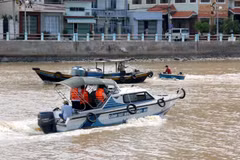 Tổ tuần tra, kiểm soát trên sông Cà Ty nhằm ngăn chặn người dân dùng thuyền, thúng di chuyển qua lại giữa các phường ven sông để phòng, chống dịch bệnh COVID-19 tại thành phố Phan Thiết. (Ảnh: Nguyễn Thanh/TTXVN)