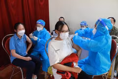 Tiêm vaccine phòng COVID-19 cho người dưới 18 tuổi tại Nghệ An. (Ảnh: Bích Huệ/TTXVN)