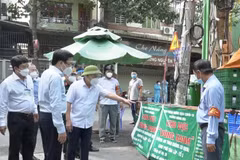 Bộ trưởng, Chủ nhiệm Văn phòng Chính phủ Trần Văn Sơn cùng đoàn lãnh đạo Chính phủ và tỉnh Bình Dương đi thăm "vùng xanh" tại thành phố Dĩ An. (Ảnh: Huyền Trang/TTXVN)