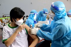 Nhân viên y tế tiêm vaccine phòng COVID-19 cho trẻ từ 12-17 tuổi. (Ảnh: Nguyễn Thanh/TTXVN)