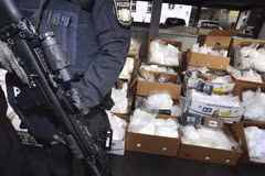 Cảnh sát canh gác trước lô hàng cocaine vừa thu giữ. (Nguồn: DPA/AP)