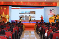 Trình diễn RapNewsPlus về quan hệ Việt-Pháp tại phố đi bộ Hồ Gươm
