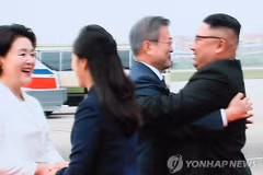 Hình ảnh ông Kim Jong-un ra tận sân bay đón Tổng thống Hàn Quốc