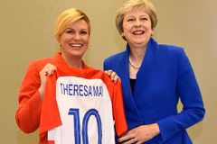 Tổng thống Croatia Kolinda Grabar-Kitarovic tặng áo đấu có tên Thủ tướng Anh Theresa May bên lề Hội nghị Thượng đỉnh NATO (Nguồn: Express)