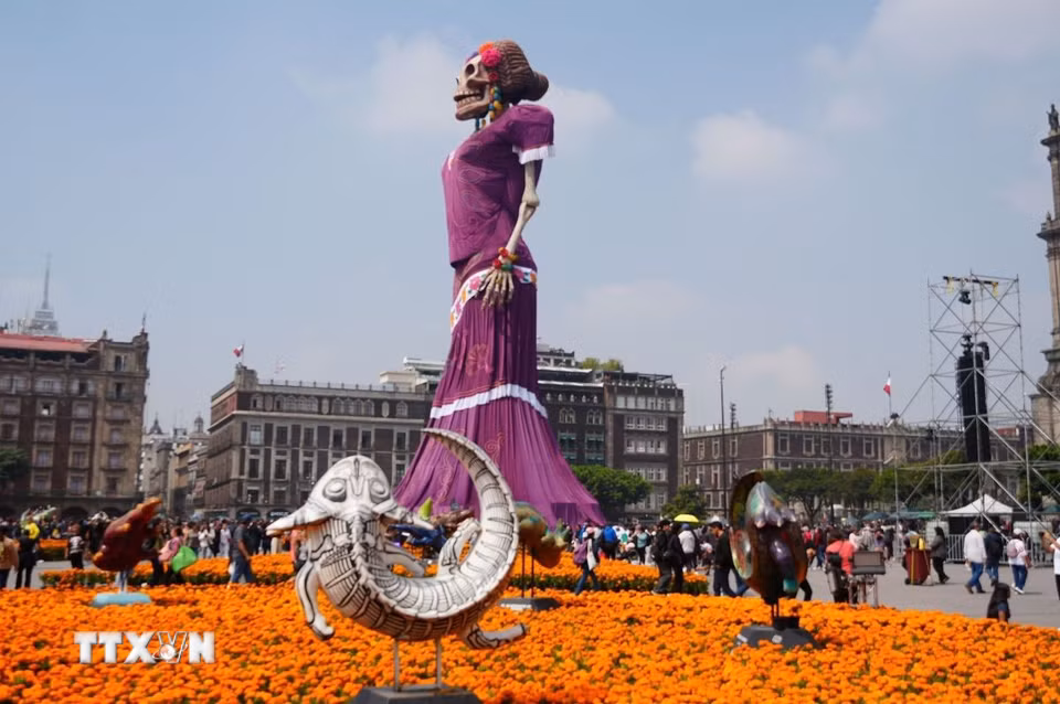 Mỗi mùa Día de Muertos, người Mexico lại khoác lên Catrina những bộ váy rực rỡ, tô điểm gương mặt bằng hoa văn tinh xảo. (Ảnh: Phi Hùng/TTXVN)