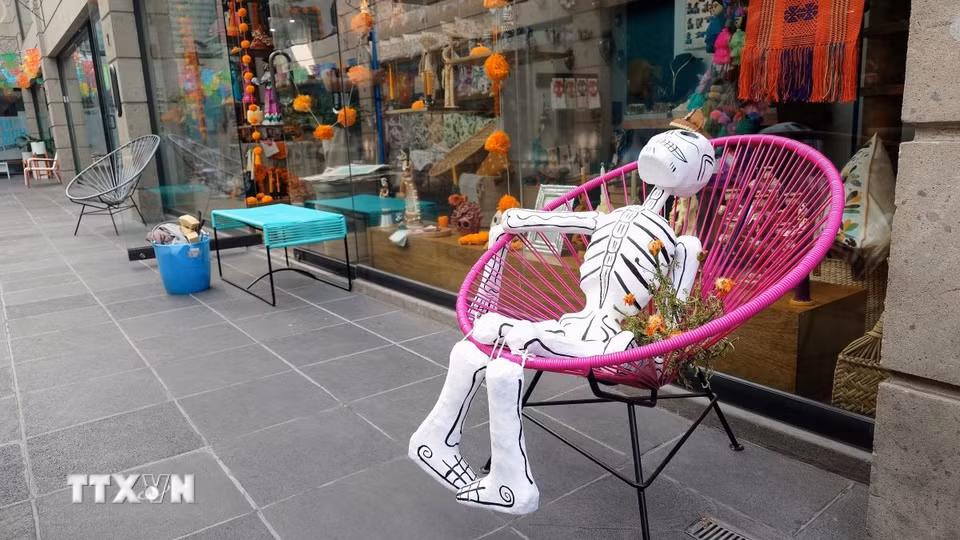 Những ngày cận kề Lễ hội Người chết (Día de Muertos), tượng những bộ xương người xuất hiện khắp nơi tại thủ đô Mexico City, Mexico. (Ảnh: Phi Hùng/TTXVN)