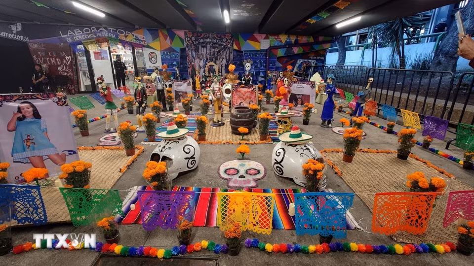 Một bàn thờ khổng lồ nhân Lễ hội Người chết (Día de Muertos) đặt trong không gian có mái che tại quảng trường Zocalo. (Ảnh: Phi Hùng/TTXVN)