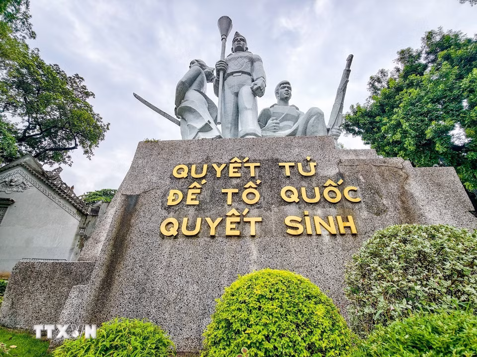 Dòng chữ “Quyết tử để Tổ quốc quyết sinh” trên bệ tượng đài tại khuôn viên đền Bà Kiệu. (Ảnh: Trung Nguyên/TTXVN)