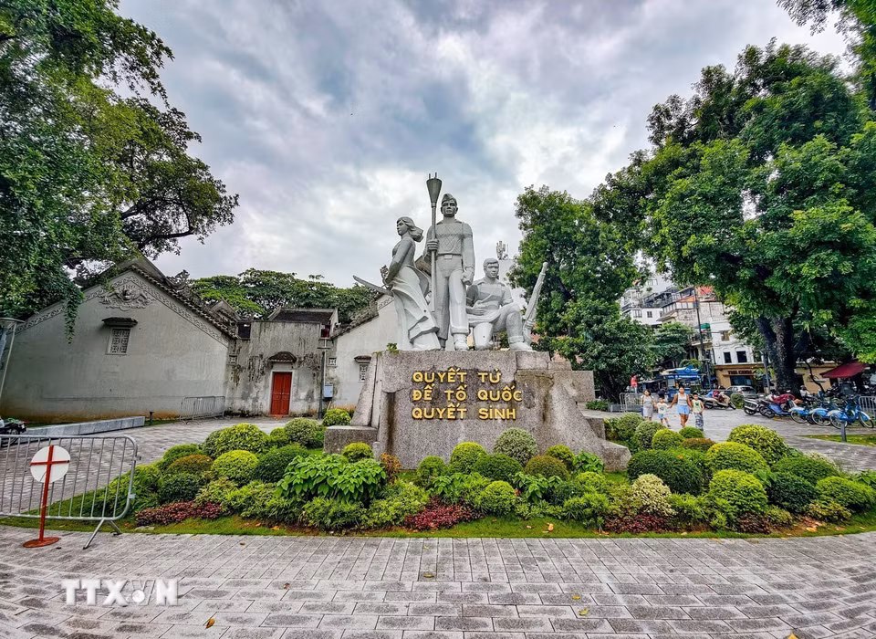 Toàn cảnh tượng đài “Quyết tử để Tổ quốc quyết sinh” tại khuôn viên Di tích quốc gia đền Bà Kiệu. (Ảnh: Trung Nguyên/TTXVN)