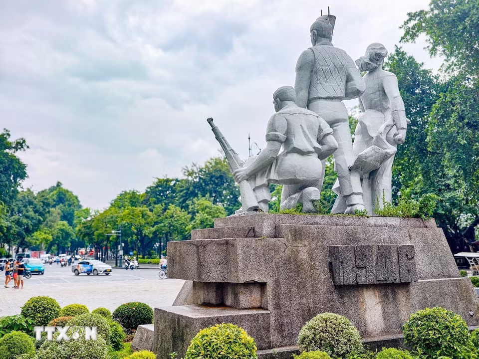 Mặt sau tượng đài “Quyết tử để Tổ quốc quyết sinh” cùng dấu mốc năm 1946 được thể hiện trên bệ tượng. (Ảnh: Trung Nguyên/TTXVN)