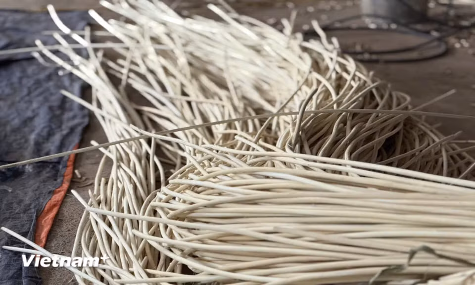 Lợi thế của Phú Vinh nằm ở việc làng nghề sử dụng hoàn toàn nguyên liệu tự nhiên, thân thiện với môi trường như mây, tre, nứa. (Ảnh: Thái Hà/Vietnam+)