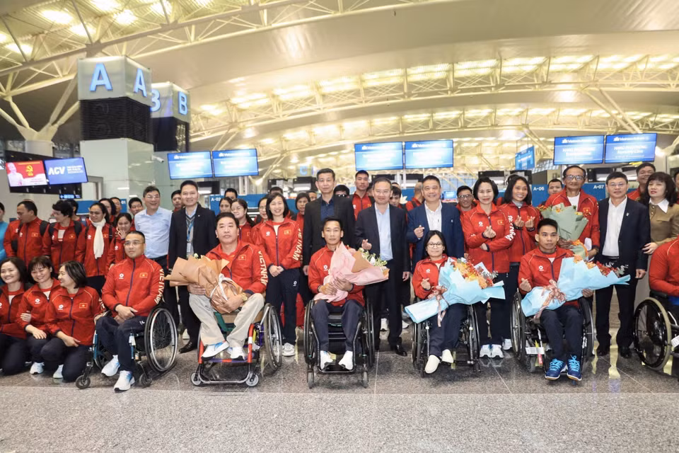 Lãnh đạo Cục Thể dục thể thao Việt Nam tiễn đoàn tại sân bay Quốc tế Nội Bài. (Ảnh: TTXVN phát)