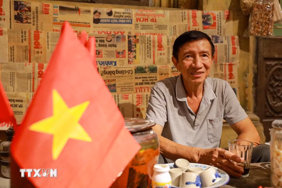 Khách tham quan Nguyễn Đức Thắng, cư dân phường Ba Đình (Hà Nội) xúc động chia sẻ cảm xúc khi "chạm" vào ký ức thời bao cấp đã trải qua. (Ảnh: Khánh Hoà/TTXVN)