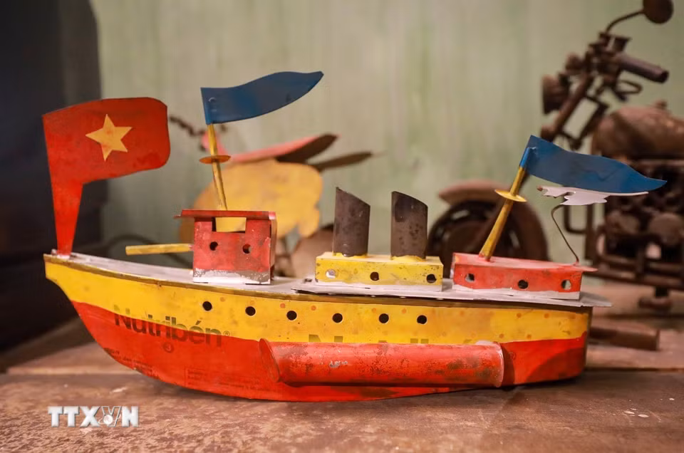 Một chiếc tàu thủy sắt tây - món đồ chơi Trung Thu truyền thống mang đậm tính hoài niệm và là ký ức tuổi thơ của rất nhiều thế hệ người Việt Nam. (Ảnh: Khánh Hoà/TTXVN)