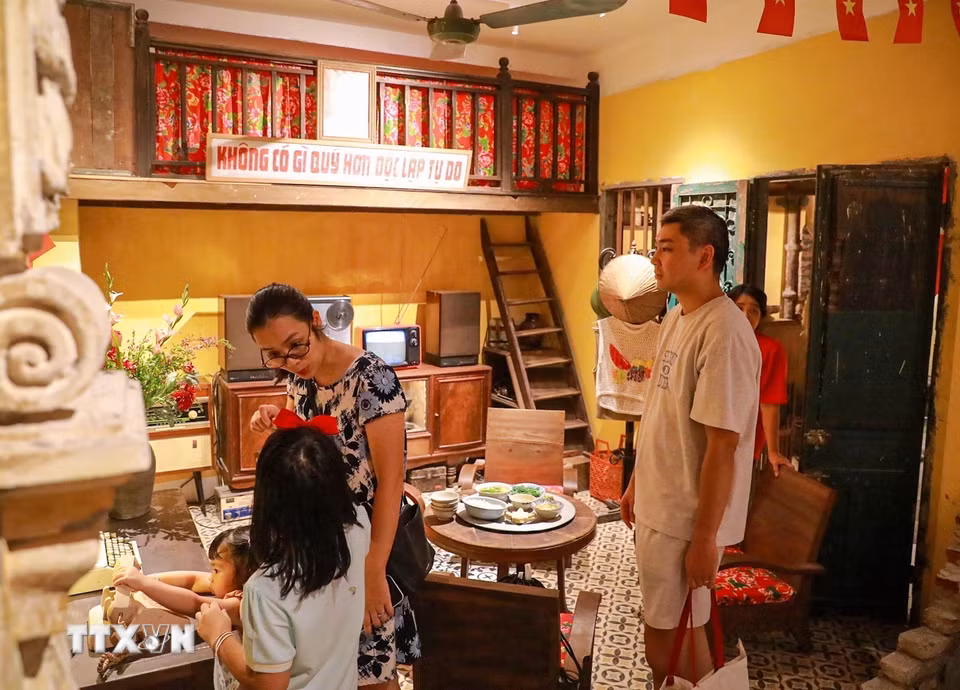 Điểm đặc biệt của “Tour Yêu nước - Không gian Bao cấp” là cách tiếp cận liên thế hệ: gợi ký ức cho người lớn, đồng thời giúp người trẻ, trẻ em lần đầu “chạm” vào những câu chuyện xưa. (Ảnh: Khánh Hoà/TTXVN)