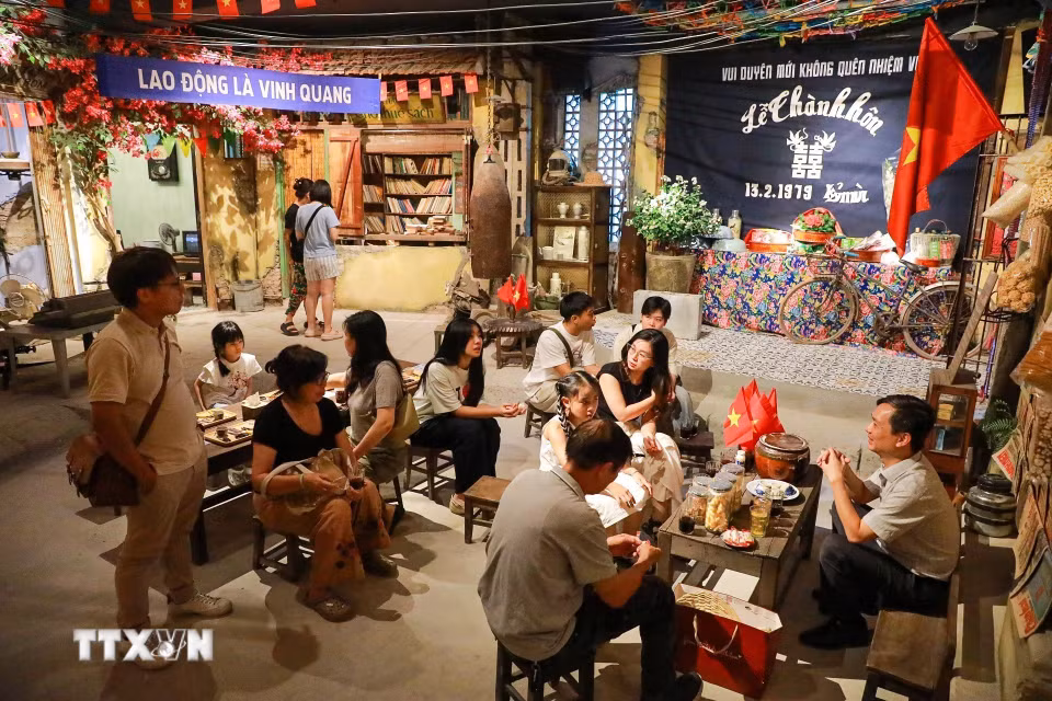 "Tour Yêu nước: Chạm vào ký ức một thời” là sản phẩm văn hóa do Ủy ban Nhân dân phường Ba Đình triển khai nhằm chuyển hóa ký ức đô thị thành sản phẩm du lịch giá trị. (Ảnh: Khánh Hoà/TTXVN)