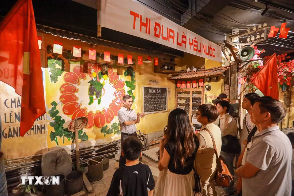 Qua những trải nghiệm trực tiếp, “Tour Yêu nước” đưa quá khứ đến gần hiện tại, để từ những điều bình dị của đời sống, người tham gia cảm nhận rõ hơn sức sống, sự kiên cường và nét đẹp văn hóa của người Hà Nội. (Ảnh: Khánh Hoà/TTXVN)