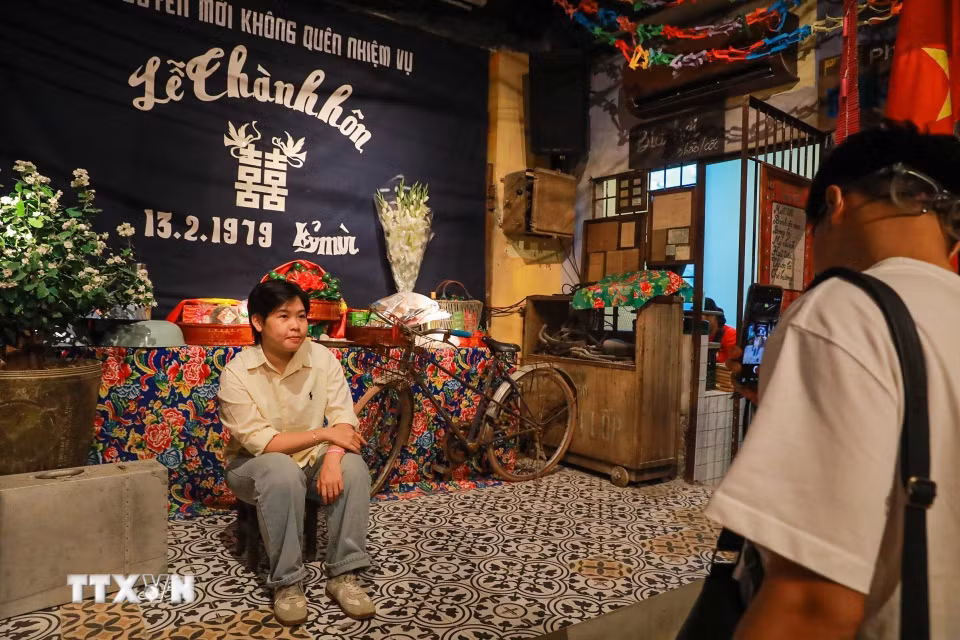 Không chỉ là một không gian trưng bày, “Tour Yêu nước - Không gian Bao cấp” hướng tới một hình thức trải nghiệm lịch sử mới mẻ, nơi ký ức được đánh thức bằng nhiều giác quan và trở thành cầu nối giữa các thế hệ. (Ảnh: Khánh Hoà/TTXVN)