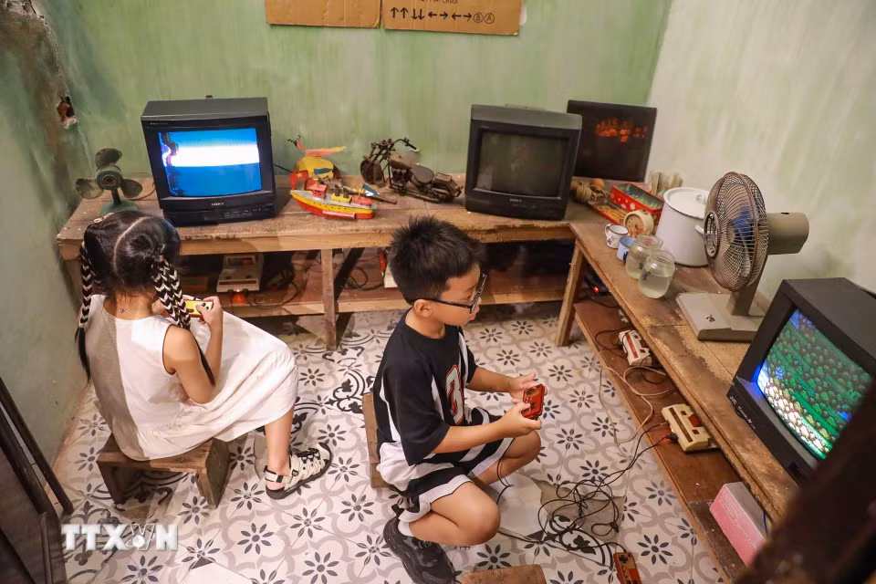 Điểm đặc biệt của “Tour Yêu nước - Không gian Bao cấp” là cách tiếp cận liên thế hệ: gợi ký ức cho người lớn, đồng thời giúp người trẻ, trẻ em lần đầu “chạm” vào những câu chuyện xưa. (Ảnh: Khánh Hoà/TTXVN)