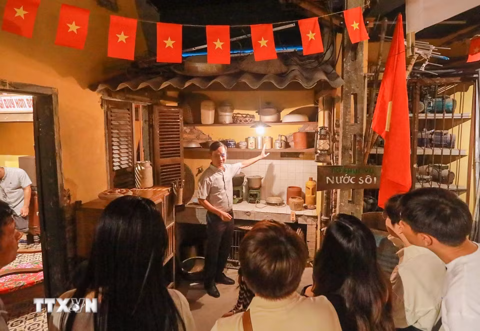 Qua những trải nghiệm trực tiếp, “Tour Yêu nước” đưa quá khứ đến gần hiện tại, để từ những điều bình dị của đời sống, người tham gia cảm nhận rõ hơn sức sống, sự kiên cường và nét đẹp văn hóa của người Hà Nội. (Ảnh: Khánh Hoà/TTXVN)