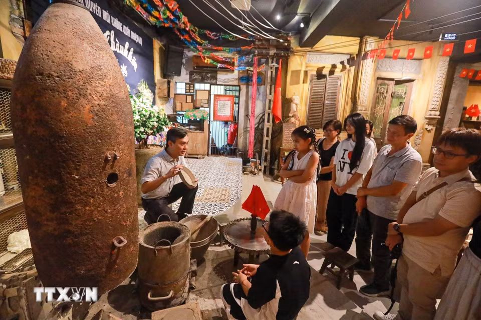 Qua những trải nghiệm trực tiếp, “Tour Yêu nước” đưa quá khứ đến gần hiện tại, để từ những điều bình dị của đời sống, người tham gia cảm nhận rõ hơn sức sống, sự kiên cường và nét đẹp văn hóa của người Hà Nội. (Ảnh: Khánh Hoà/TTXVN)