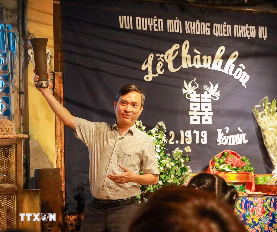 Ông Nguyễn Dân Huy, Phó Chủ tịch Ủy ban Nhân dân phường Ba Đình, Hà Nội, giới thiệu với khách tham quan về “Tour Yêu nước - Không gian Bao cấp.” (Ảnh: Khánh Hoà/TTXVN)