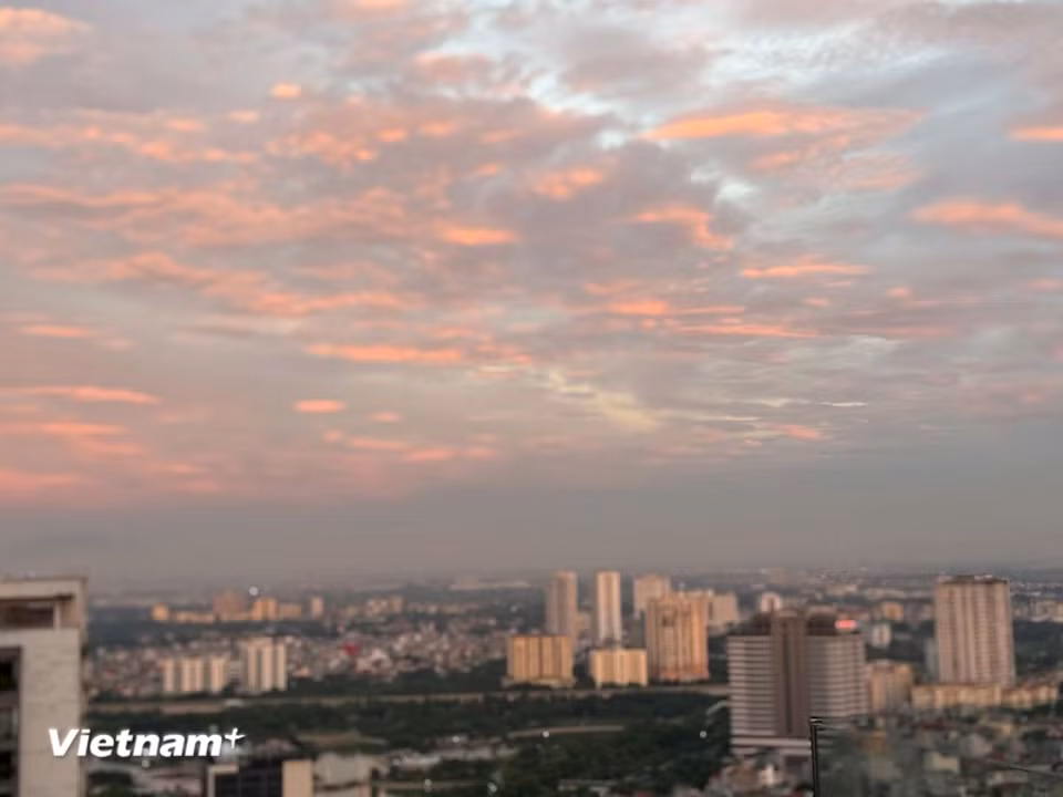 Hào quang trên bầu trời Hà Nội buổi bình minh. (Ảnh: Thái Hà/Vietnam+)