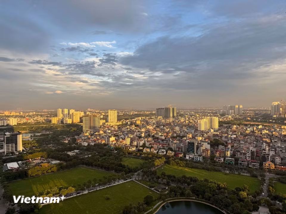 Khi những ánh nắng buổi sáng chan hòa ôm lấy thành phố. (Ảnh: Thái Hà/Vietnam+)