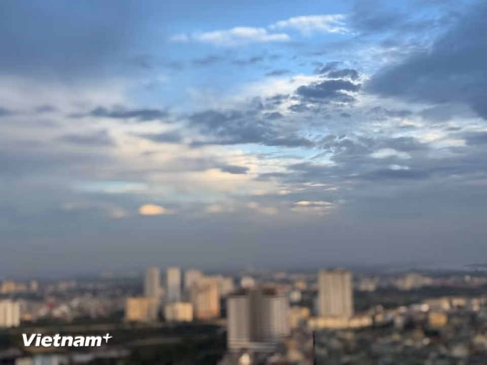 Khoảnh khắc bầu trời tuyệt đẹp buổi sáng Hà Nội. (Ảnh: Thái Hà/Vietnam+)