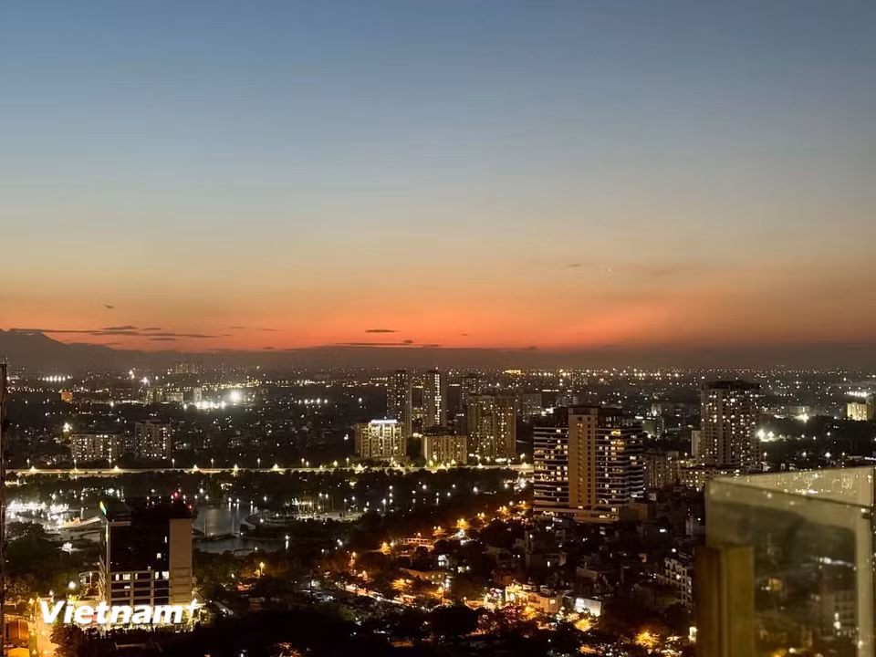 Khi ông Mặt Trời bắt đầu đi ngủ, để lại khoảnh khắc tuyệt đẹp trên bầu trời Hà Nội. (Ảnh: Thái Hà/Vietnam+) ​
