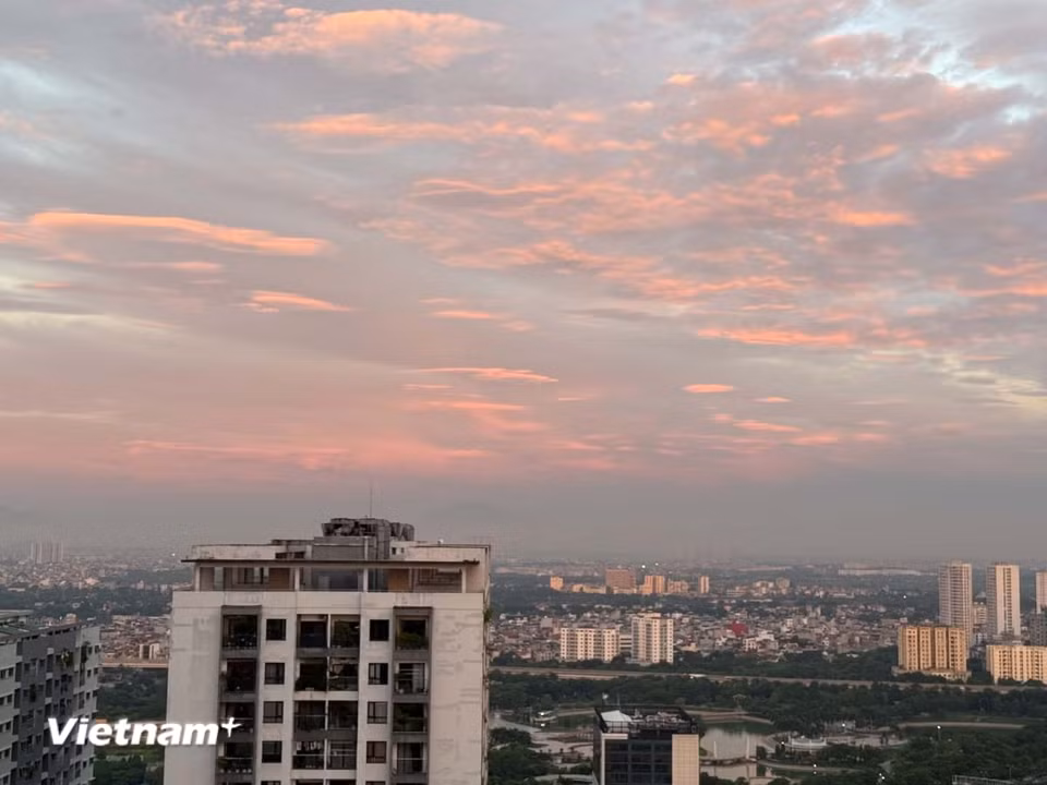Hào quang trên bầu trời Hà Nội buổi bình minh gọi thành phố thức dậy. (Ảnh: Thái Hà/Vietnam+)