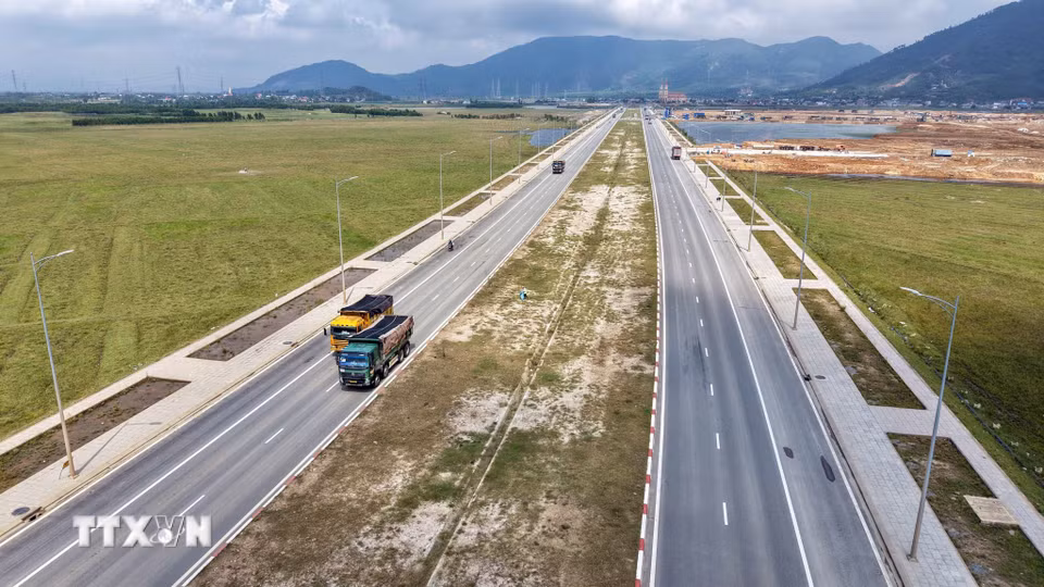Một đoạn đường thuộc Dự án đường trục chính trung tâm đã được hoàn thành và đưa vào khai thác. (Ảnh: Hữu Quyết/TTXVN)