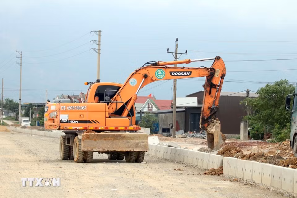 Các hạng mục trên tuyến đường trục chính trung tâm Khu kinh tế Vũng Áng đang được tập trung thi công. (Ảnh: Hữu Quyết/TTXVN)