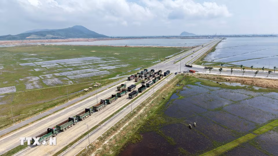 Tuyến đường mới góp phần nâng cao năng lực vận chuyển hàng hóa, nguyên vật liệu tại Khu kinh tế Vũng Áng. (Ảnh: Hữu Quyết/TTXVN)