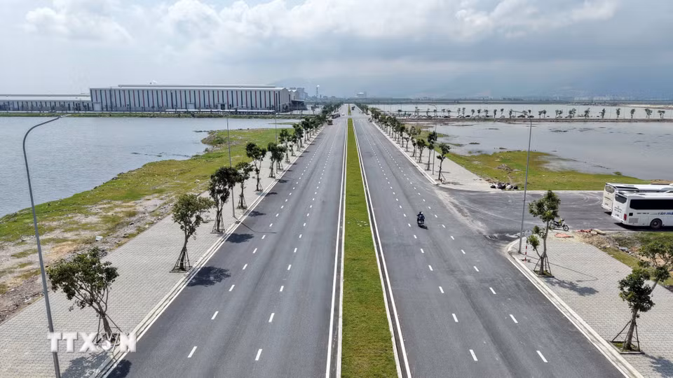 Tuyến đường trục chính trung tâm được đầu tư với nền đường rộng từ 24-60m tùy từng đoạn. (Ảnh: Hữu Quyết/TTXVN)