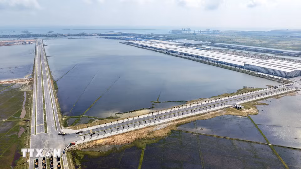 Hệ thống đường mới góp phần tăng khả năng kết nối giữa các khu vực sản xuất và cảng biển tại Khu kinh tế Vũng Áng. (Ảnh: Hữu Quyết/TTXVN)