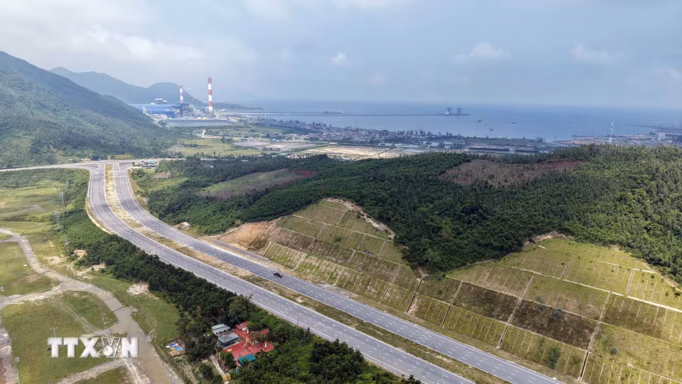 Dự án đường từ quốc lộ 12C đi Khu liên hợp Gang thép Formosa Hà Tĩnh có chiều dài 3,7km, nền đường rộng 60m. (Ảnh: Hữu Quyết/TTXVN)