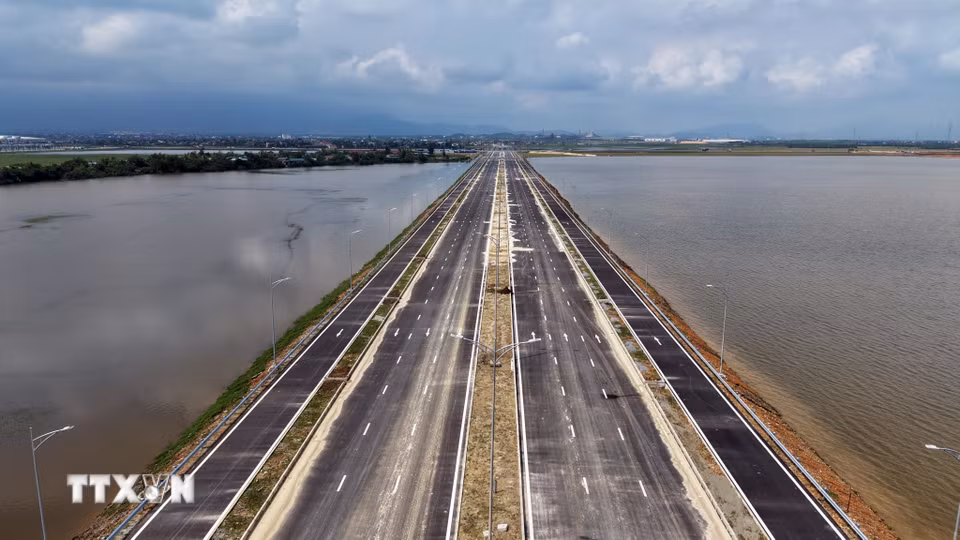 Các tuyến đường huyết mạch tại Khu kinh tế Vũng Áng đang hoàn tất những giai đoạn cuối cùng để đưa vào vận hành. (Ảnh: Hữu Quyết/TTXVN)