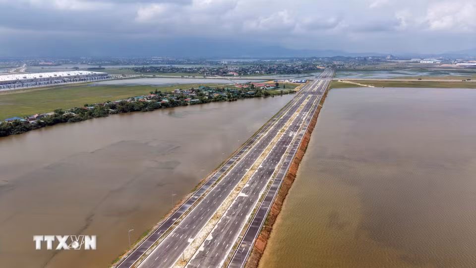 Tuyến đường ngang đảm nhiệm kết nối cảng Vũng Áng, cảng Sơn Dương với Khu liên hợp Gang thép Formosa Hà Tĩnh có chiều dài 8,55 km. (Ảnh: Hữu Quyết/TTXVN)