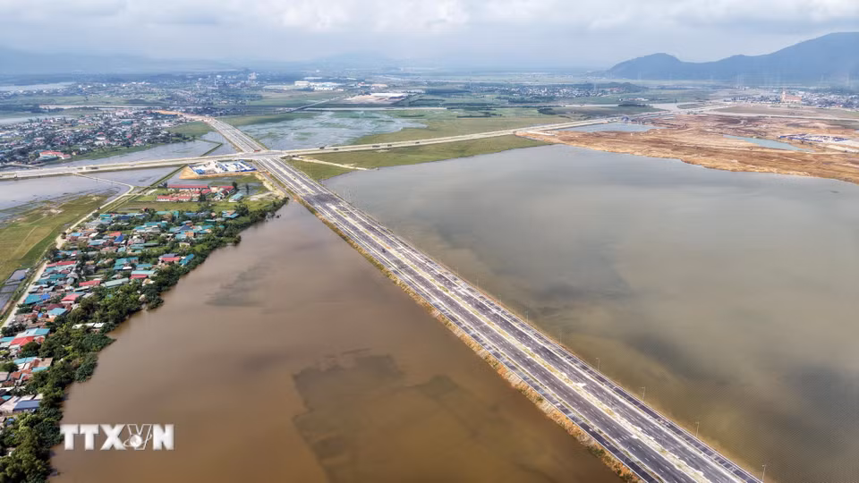 Hệ thống giao thông mới tạo điều kiện thuận lợi cho vận chuyển hàng hóa từ các khu công nghiệp đến cảng biển Vũng Áng. (Ảnh: Hữu Quyết/TTXVN)