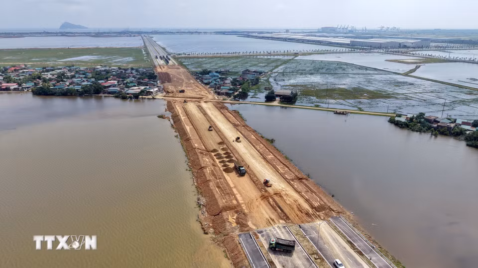 Công trường Dự án đường trục chính trung tâm nối Quốc lộ 1 đến cụm cảng nước sâu Vũng Áng - Sơn Dương. (Ảnh: Hữu Quyết/TTXVN)