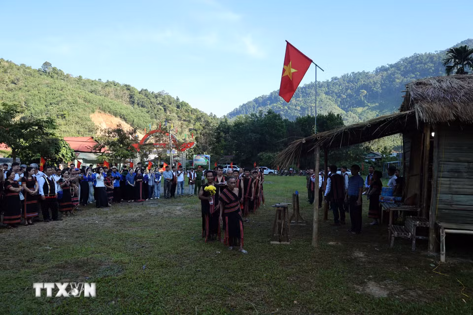 Lễ cúng máng nước của đồng bào M’Nông thể hiện lòng biết ơn đối với thiên nhiên, thần linh đã ban cho cộng đồng nguồn nước phục vụ cuộc sống. (Ảnh: Đỗ Trưởng/TTXVN)