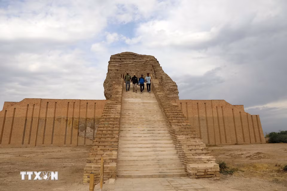 Du khách tham quan di tích cổ Dur Kurigalzu ở ngoại ô Baghdad, Iraq. (Ảnh: THX/TTXVN phát)