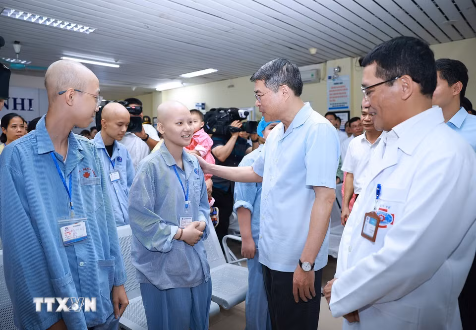 Thủ tướng Lê Minh Hưng thăm hỏi, động viên các bệnh nhi đang điều trị tại Bệnh viện K - cơ sở Tân Triều (phường Thanh Liệt, Hà Nội). (Ảnh: Dương Giang/TTXVN)