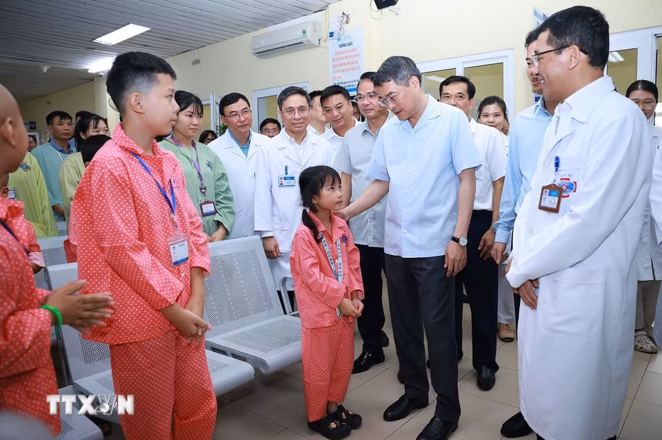 Thủ tướng Lê Minh Hưng thăm hỏi, động viên các bệnh nhi đang điều trị tại Bệnh viện K - cơ sở Tân Triều (phường Thanh Liệt, Hà Nội). (Ảnh: Dương Giang/TTXVN)