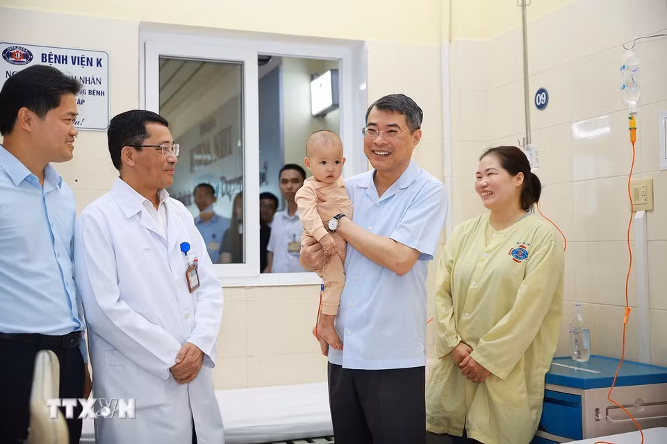 Thủ tướng Lê Minh Hưng thăm bệnh nhi đang điều trị tại Bệnh viện K - cơ sở Tân Triều, phường Thanh Liệt, thành phố Hà Nội. (Ảnh: Dương Giang/TTXVN)