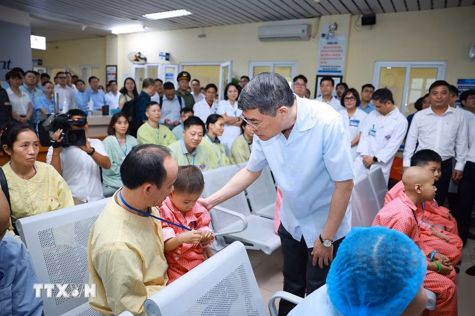 Thủ tướng Lê Minh Hưng thăm hỏi, động viên các bệnh nhi đang điều trị tại Bệnh viện K - cơ sở Tân Triều (phường Thanh Liệt, Hà Nội). (Ảnh: Dương Giang/TTXVN)